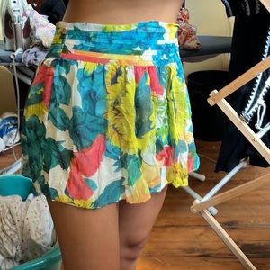 beautiful, floral Alice + Olivia flowy miniskirt!